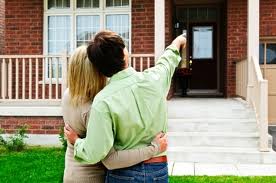 Choosing a House to Buy Image