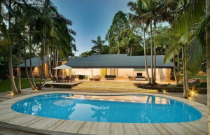palm-trees-and-pool-house